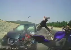 Kütahya'da feci kaza kamerada! Motosikletin üstünden bir anda uçtu
