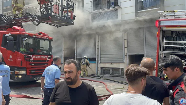 İstanbul Esenyurt'taki yangında 4 katlı binayı dumanlar sardı - 1