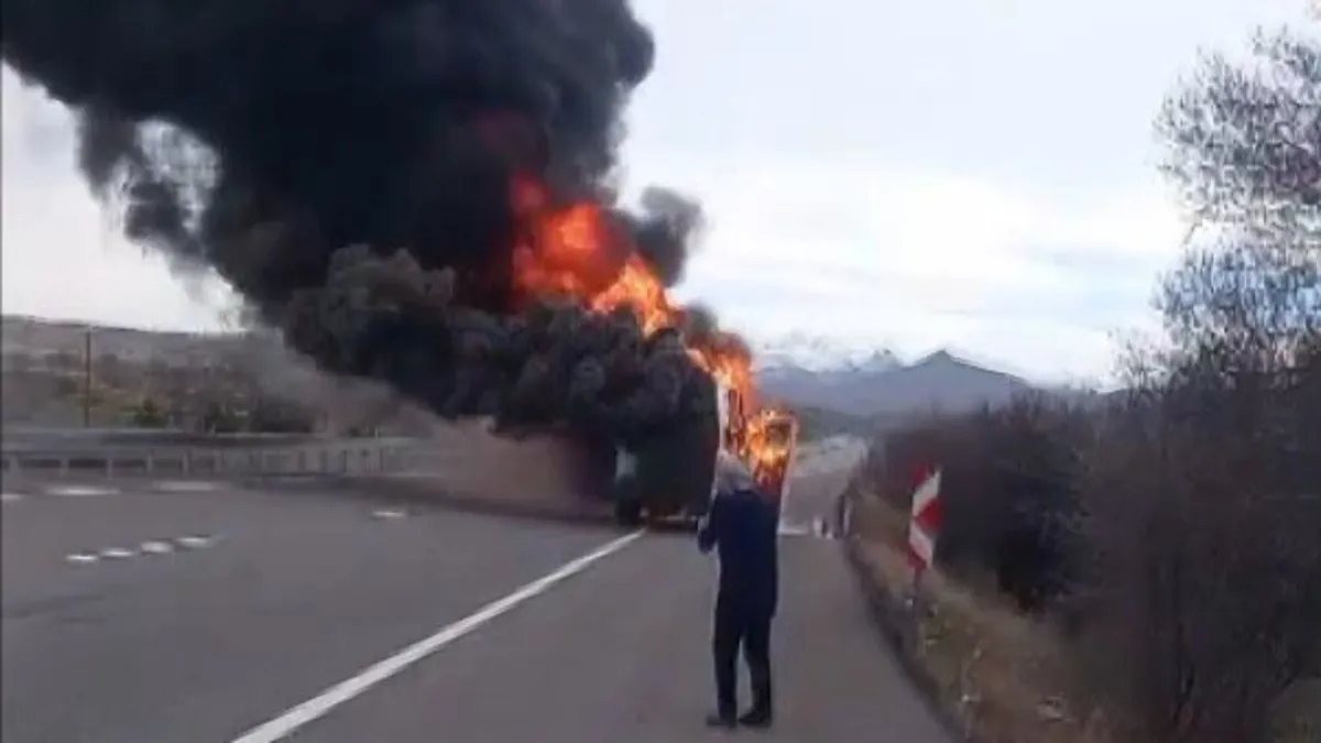 Yolcu taşıyan minibüs, alev topuna döndü