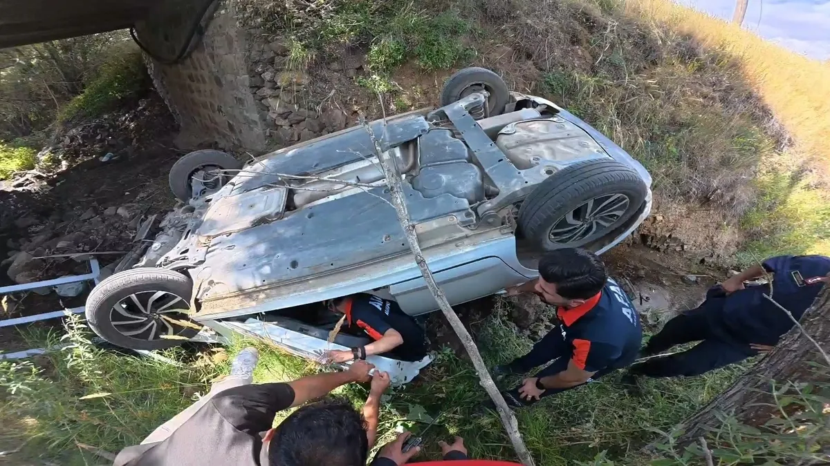 Bayburt'ta gelin arabası dere yatağına uçtu: 1'i ağır 3 yaralı