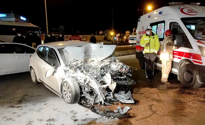 Kadıköy'de İETT otobüsüne çarpan otomobilin sürücüsü yaralandı - 1