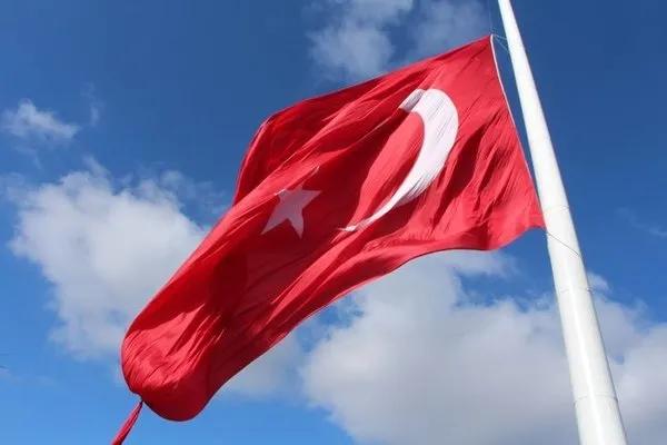1453 metrekarelik Türk bayrakları gökyüzüyle buluştu