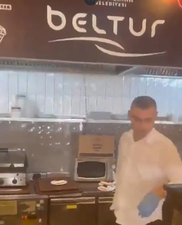 islak-hamburger-yemek-istedi-hayatinin-sokunu-yasadi-ibb-istiraklerinden-belturda-mide-bulandiran-goruntu-1660808957622.jpg Islak hamburger yemek istedi hayatının şokunu yaşadı! İBB iştiraklerinden BELTUR'da mide bulandıran görüntü! - 3