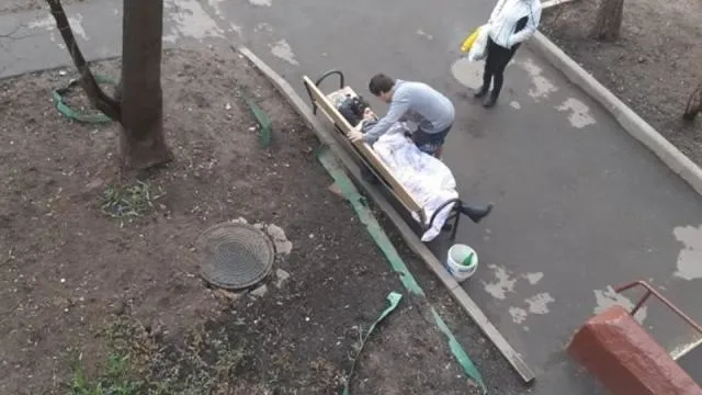 Rusya’da coronavirüs şüphesi olan hasta sokakta ölüme terk edildi - 1