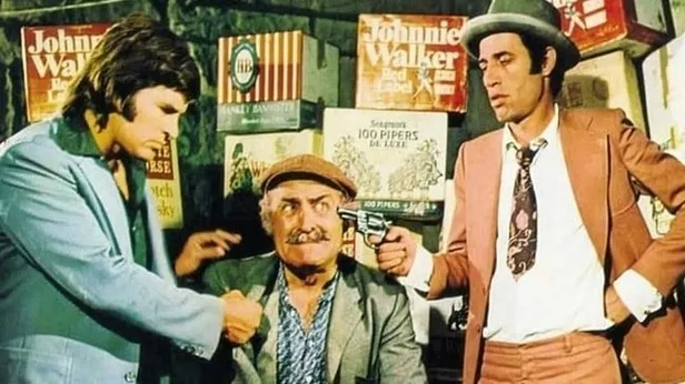 yesilcamin-gozde-filminde-pes-artik-dedirten-hata-kemal-sunalin-yaptigi-40-yil-sonra-ortaya-cikti-1707476521790.jpg Yeşilçam’ın gözde filminde pes artık dedirten hata! Kemal Sunal’ın yaptığı 40 yıl sonra ortaya çıktı - 2