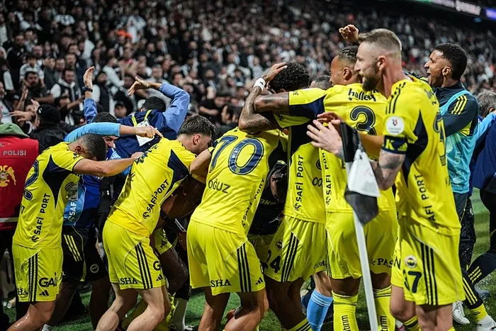 fenerbahceden-tarihi-geri-donus-istanbulda-nefes-kesen-derbi-besiktas-2-3-fenerbahce-mac-sonucu-1762111480626.jpeg Jhon Duran'ın golünün ardından Fenerbahçeliler sevinç yumağı oluşturdu. (AA)