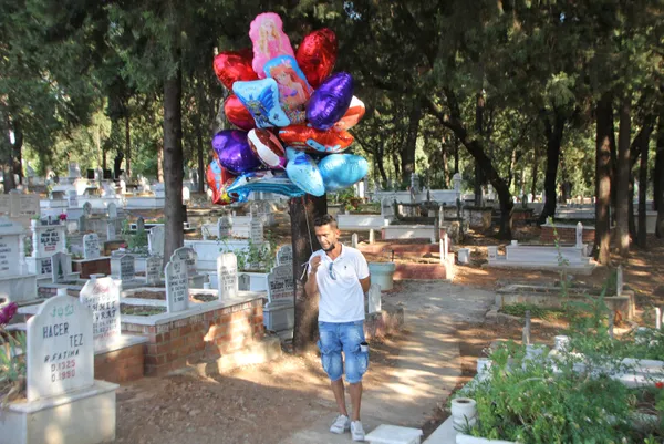 1626890123363.jpg Antalya'da çocuk mezarlarına balon bağlanmasının yürekleri burkan hikayesi: "Çocuğum mezarda o gelemez" - 1