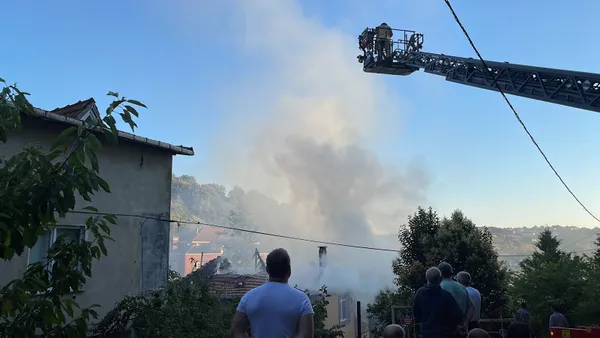 Son dakika: Beykoz’da 2 katlı müstakil evin çatısında yangın - 4