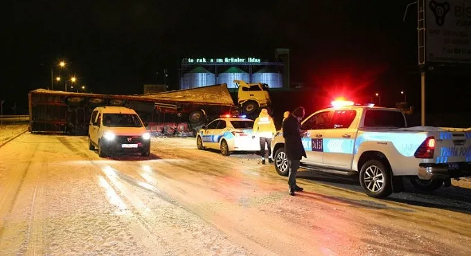 Sebze yüklü TIR'ın devrilmesi sonucu kara yolu trafiğe kapandı - 2