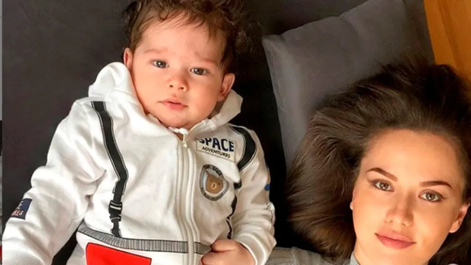 Fahriye Evcen'den oğlu Karan Özçivit ile yeni paylaşım! 23 Nisan sürprizi
