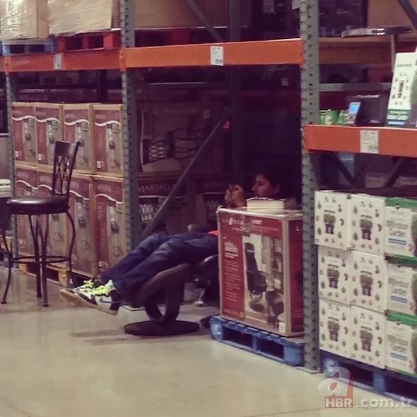 Alışverişin bitmesini bekleyen yalnız ve sabır dolu AVM adamları 6