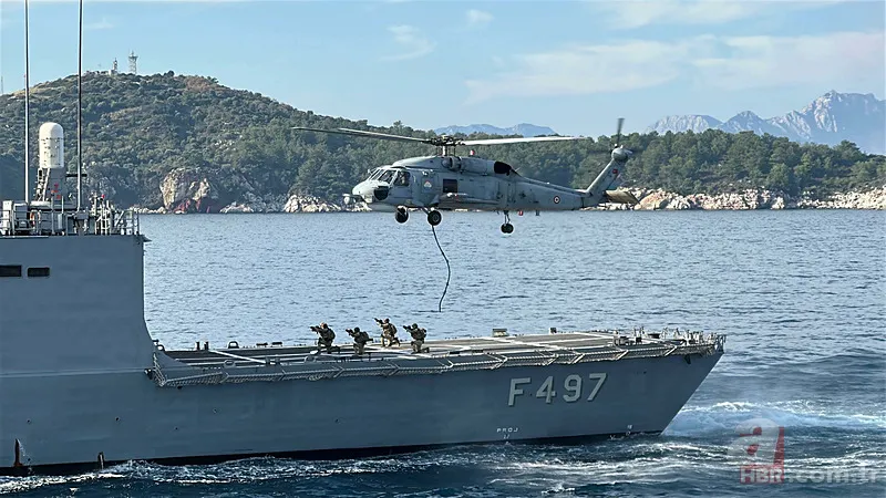 Mavi Vatan’da nefes kesen anlar! SAT timleri adaya bayrak dikti 5