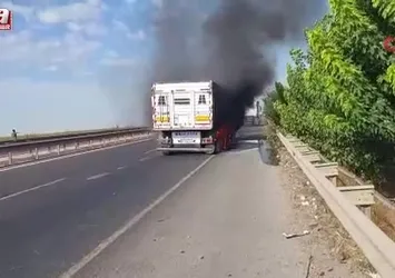 Şanlıurfa'da seyir halindeki tır alev aldı o anlar kamerada