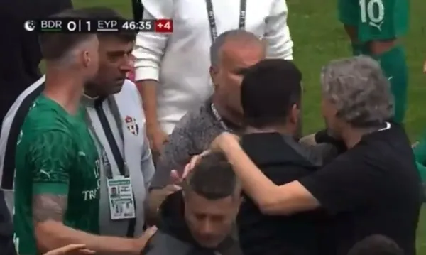 bodrumspor-eyupspor-macinda-ortalik-karisti-1709379885633.jpeg Bodrum FK - Eyüpspor maçında ortalık karıştı! Arda Turan ile Uğur Demirok'a yabancı madde isabet etti - 4