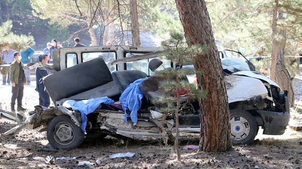 Afyonkarahisar'daki öğrenci servisi kazasında yeni gelişme! Görevden alındılar