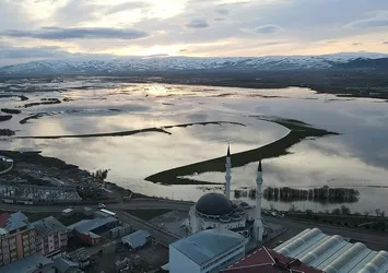 Ardahan'da Kura Nehri taştı ova göle döndü