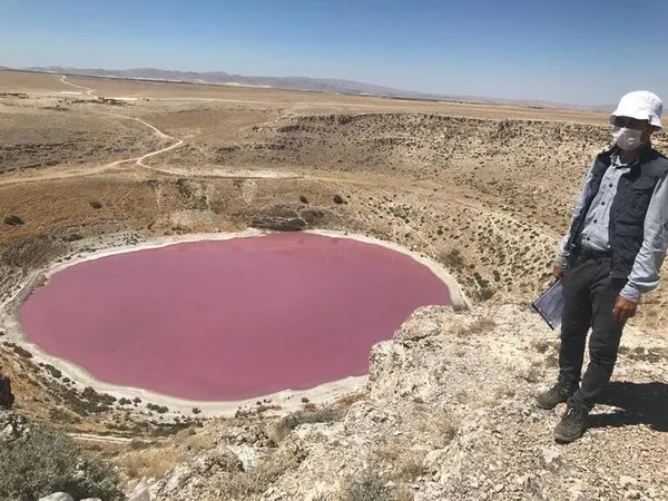 Konya'da dehşet veren görüntüler! Gölün rengi pembeye döndü - 1