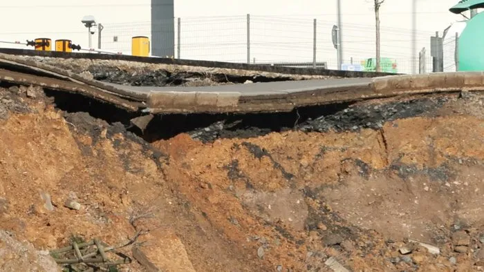 umraniyede-istinat-duvari-yikildi-yol-coktu-o-anlar-kamerada-1761748676675.jpg Fotoğraf (DHA)