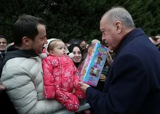 Başkan Erdoğan cuma sonrası çocuklara oyuncak dağıttı
