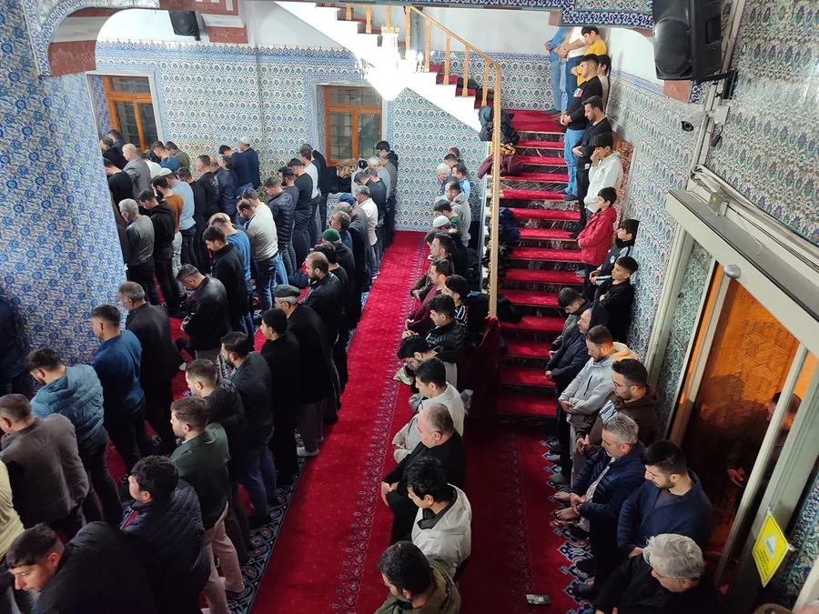 kadir-gecesinde-eller-semaya-acildi-milyonlar-huzurda-bulustu-1773687550434.jpg Kadir Gecesi'nde eller semaya açıldı: Milyonlar huzurda buluştu - 18