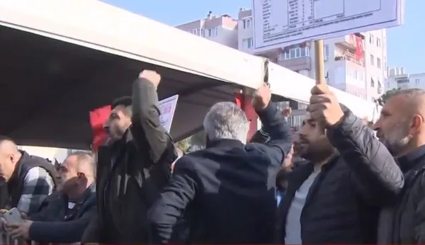 CHP’nin kalesinde Kılıçdaroğlu’na protesto: İşçiler aracın önünü kesti korumalar darbetti