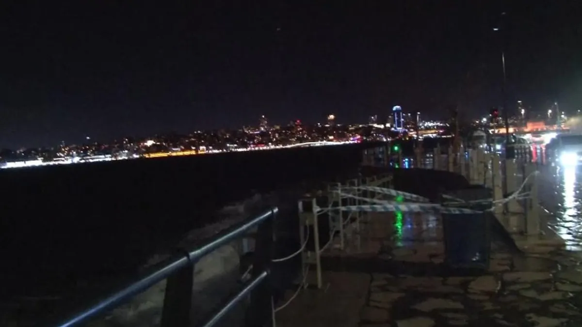 Üsküdar'da lodos dev dalgalar oluşturdu! Sahilin alt kısmı kapatıldı