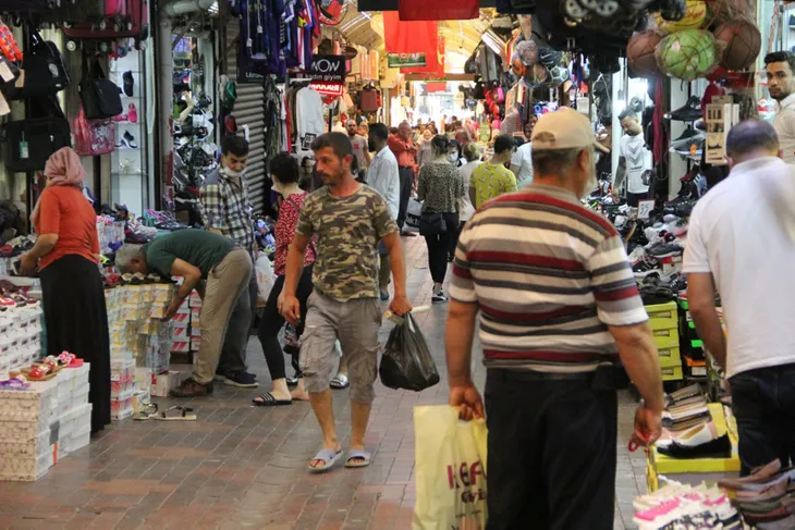 1589894502722.jpg Hatay'da kısıtlama öncesi tarihi çarşı hareketlendi - 3