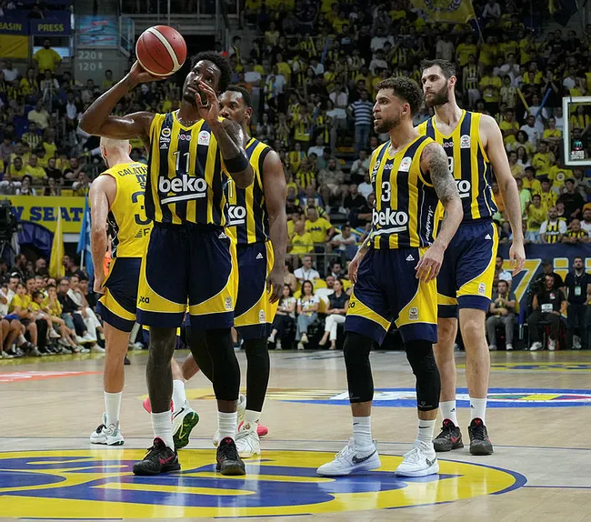 Potada şampiyon Fenerbahçe! Kanarya Anadolu Efes’i 3-1 mağlup etti