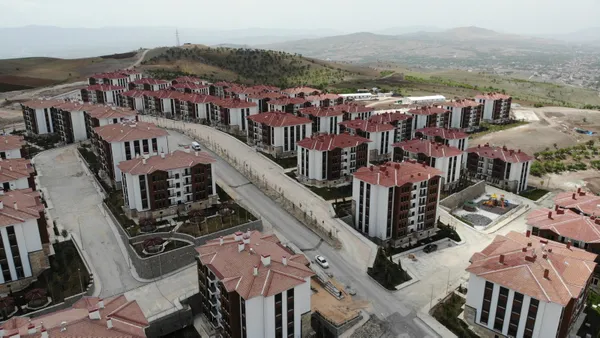 Çevre, Şehircilik ve İklim Değişikliği Bakanı Murat Kurum açıkladı: Bu yıl sonuna kadar, 60 bin konutumuzu tamamlayacağız