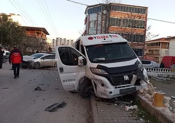 Balıkesir'de işçi servisi ile otomobil kavşakta çarpıştı: 7 yaralı