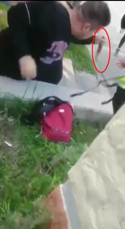 Antalya'da liseli kızların kavgası dehşet saçtı! Elindeki bıçağı zorla aldılar - 1