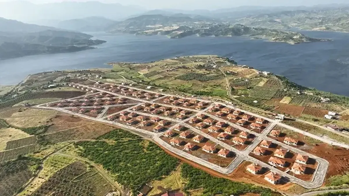Depremzedelerin göl manzaralı evleri tamamlandı: Devletim çifte bayram yaşattı