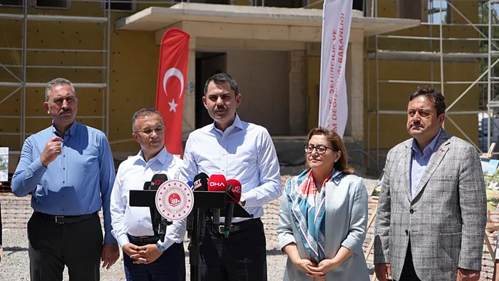 deprem-bolgesinde-konutlar-yukselmeye-devam-ediyor-bakan-kurum-duyurdu-tasarruf-yok-yatirim-var-1720872591791.jpg Deprem bölgesinde konutlar yükselmeye devam ediyor! Bakan Kurum'dan Kahramanmaraş'a müjde - 1