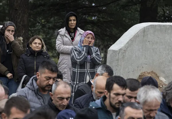 ankarada-komsu-cinayeti-6-kisilik-ailenin-5ini-oldurmustu-kan-donduran-ifadesi-ortaya-cikti-1700931396304.jpg Ankara'da komşu cinayeti: 6 kişilik ailenin 5'ini öldürmüştü! Kan donduran ifadesi ortaya çıktı - 1