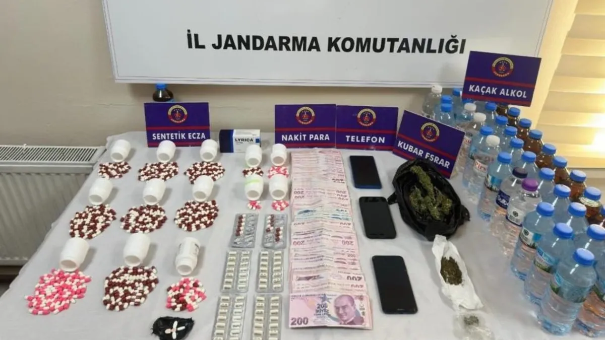 Manisa'da uyuşturucu operasyonu: 1076 sentetik hap ve 20 litre kaçak alkol ele geçirildi