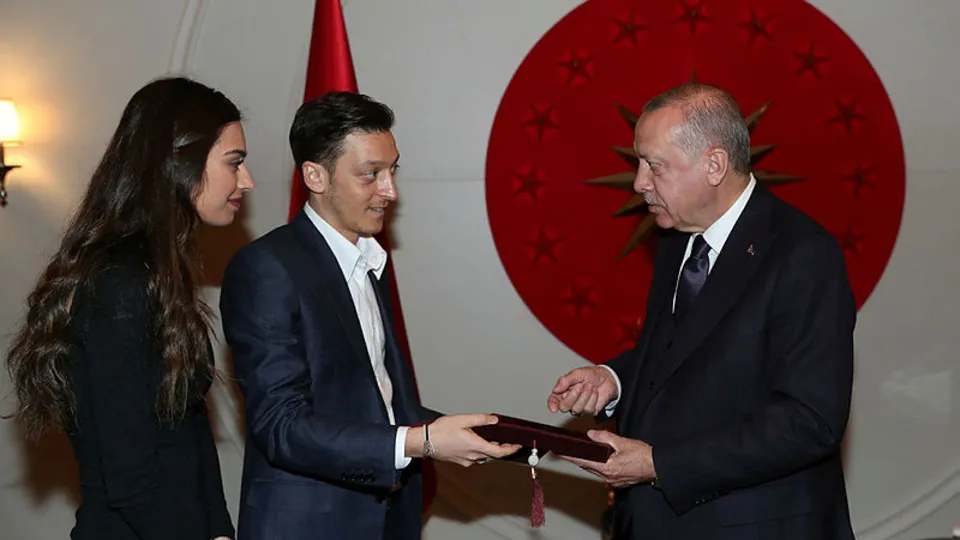 Mesut Özil Başkan Erdoğan’ı düğününe davet etti! Almanlar hemen saldırıya geçti