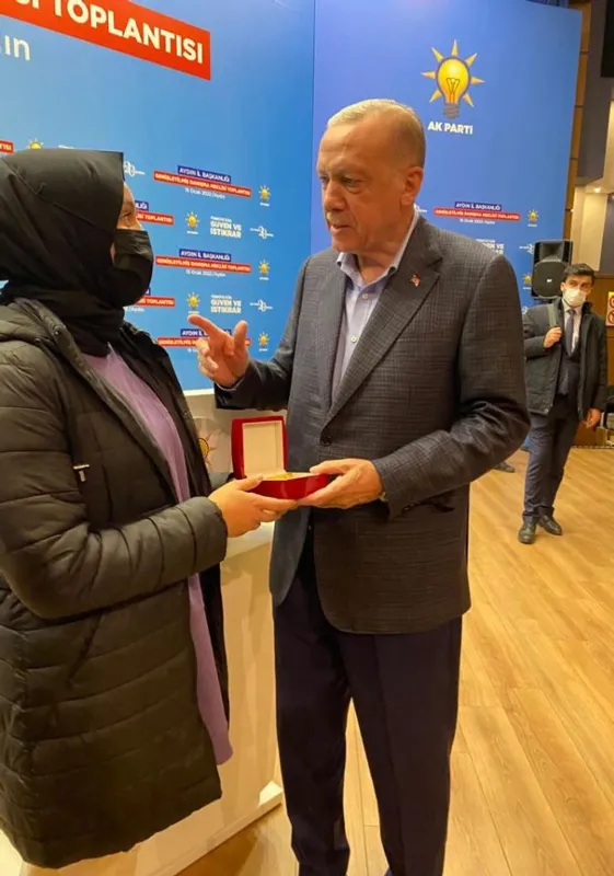 Başkan Erdoğan’ın bilezik hediye ettiği üniversiteli Tuğçe Öktem konuştu: Çocuklarıma torunlarıma hatıra olacak
