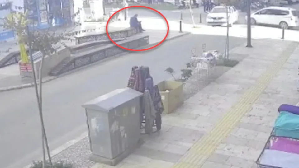Kaldırımda otururken neye uğradığını şaşırdı! Ölümden döndüğü anlar kamerada
