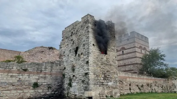 fatihte-tarihi-surlarda-yangin-kule-alevlere-teslim-oldu-1664720195968.jpg Fatih’te tarihi surlarda yangın! Kule alevlere teslim oldu - 1