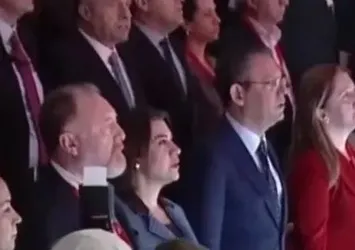CHP lideri Özgür Özel ile yan yana duran DEM'li Sezai Temelli İstiklal Marşı'nı okumadı!
