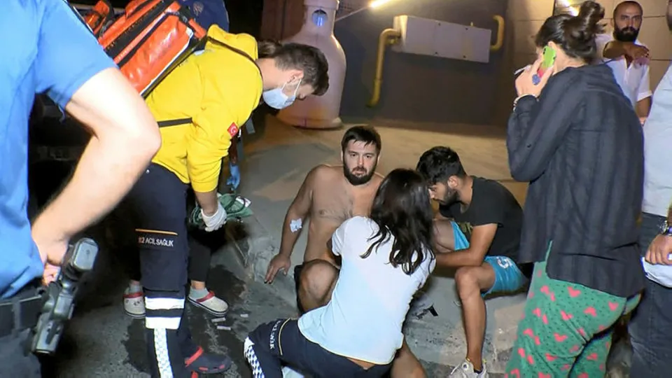Kadıköy'de gasp dehşeti! Polis ve güvenlik görevlisi bıçaklandı