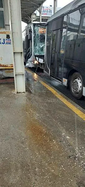 son-dakika-kucukcekmecede-iki-metrobus-carpisti-1696153403334.jpg Son dakika: Küçükçekmece'de iki metrobüs çarpıştı - 3