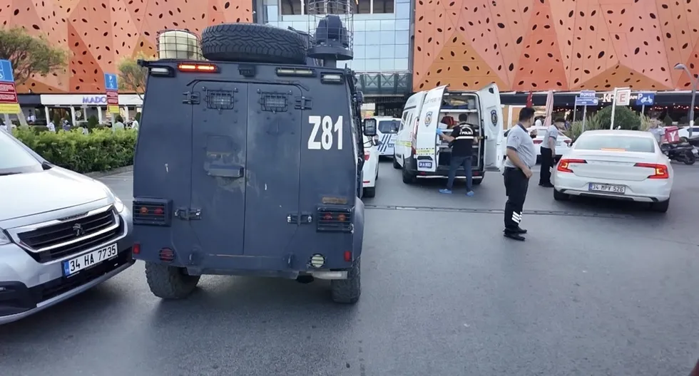 Ümraniye’de bir AVM’de silahlar konuştu: Kafe müşterilerine dehşet! - 1