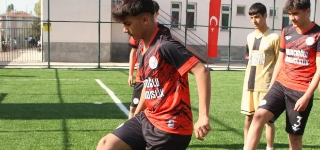 Van'da 90 okula halı saha yapıldı
