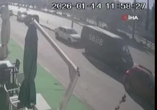 Antalya'da otomobil refüjdeki ağaca çarptı