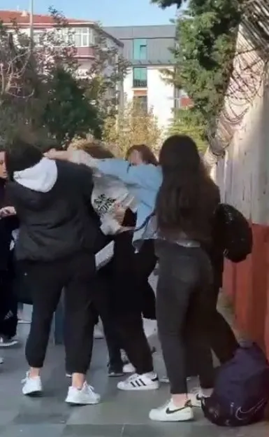 kucukcekmecede-liseli-kizlarin-sac-saca-bas-basa-kavgasi-kamerada-1667976950182.jpg Küçükçekmece’de liseli kızların saç saça baş başa kavgası kamerada - 1