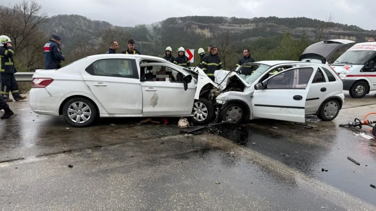 Antalya-Isparta yolunda iki otomobil kafa kafaya çarpıştı: 7 ölü, 5 yaralı