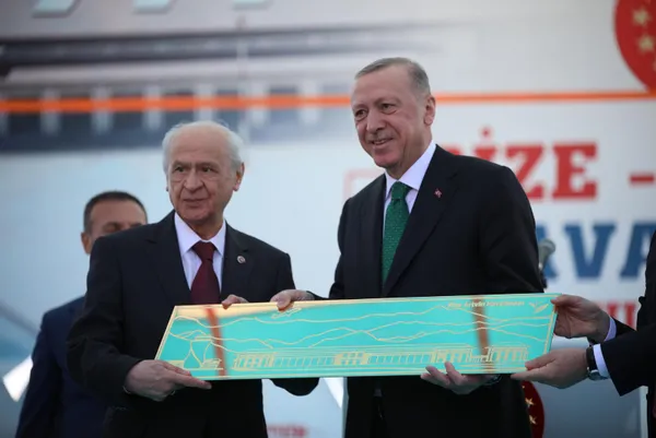 devlet-bahceliden-ak-partiye-2023-cicek-ve-21-gullu-celenk-1660591538697.jpg Devlet Bahçeli'den AK Parti'ye 2023 çiçek ve 21 güllü çelenk - 3