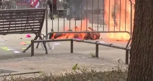 Mahkemenin önünde bir kişi kendini yaktı