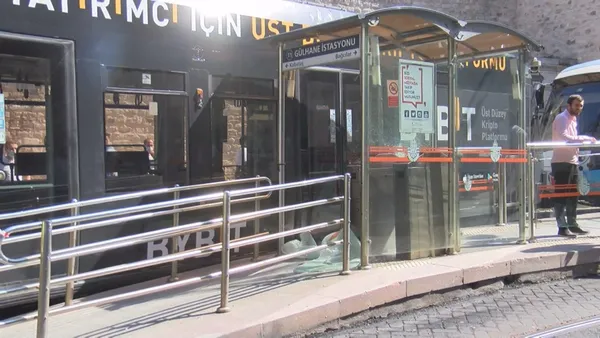 Feci olay! Tramvay ile durak arasına düştü